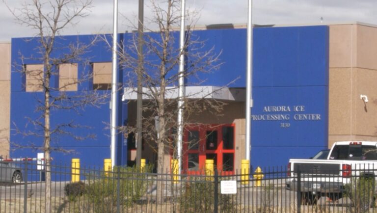 Centro de Detención en Aurora Bajo Crítica por Acceso Limitado durante Investigación de Enfermedades