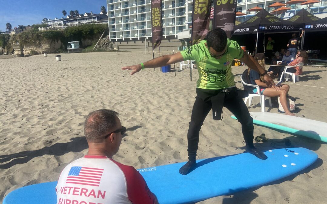 Veteranos de Guerra Encuentran Recuperación Emocional a Través del Surf en Santa Cruz