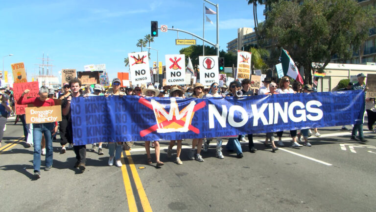 Protestas No Kings reúnen a miles en San Diego contra políticas de Trump