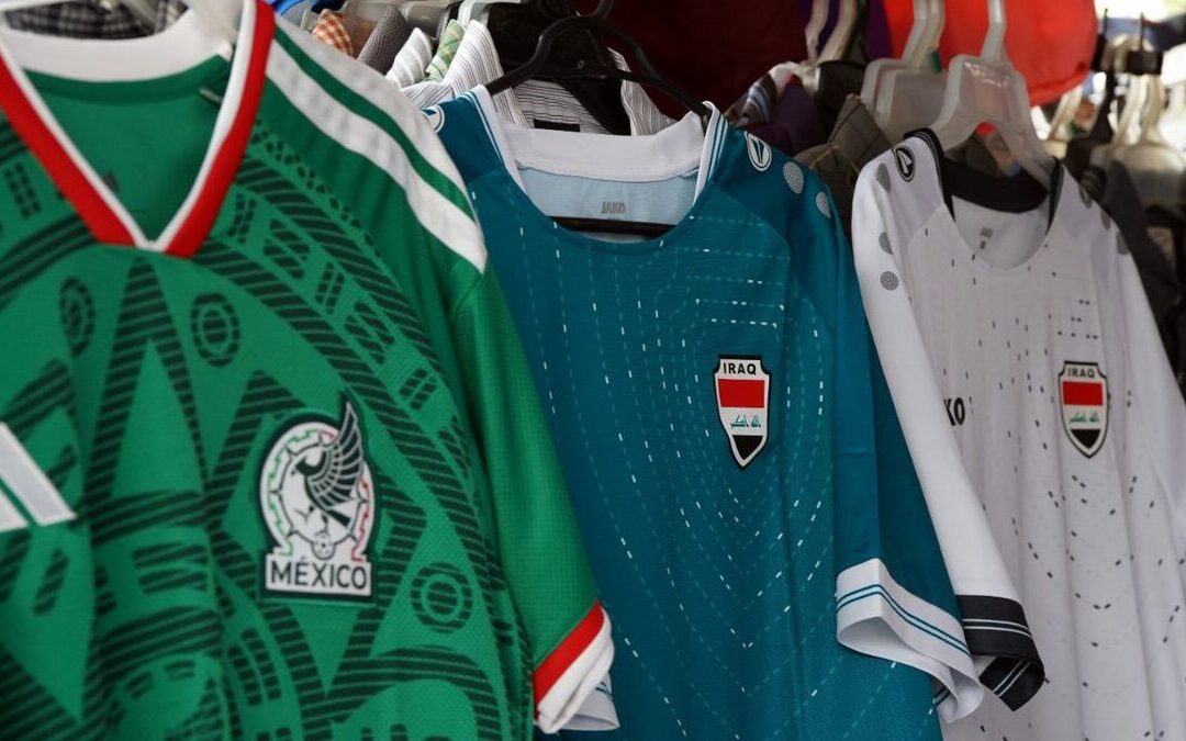 Seleccionado iraquí sorprende a Monterrey con su uniforme junto a fanáticos mexicanos