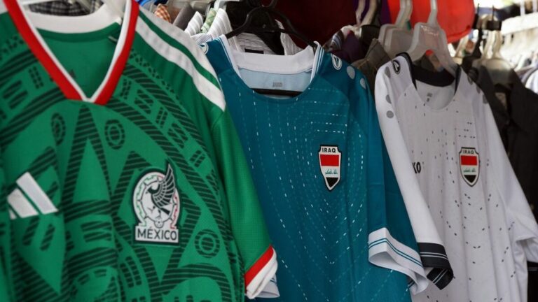 Seleccionado iraquí sorprende a Monterrey con su uniforme junto a fanáticos mexicanos