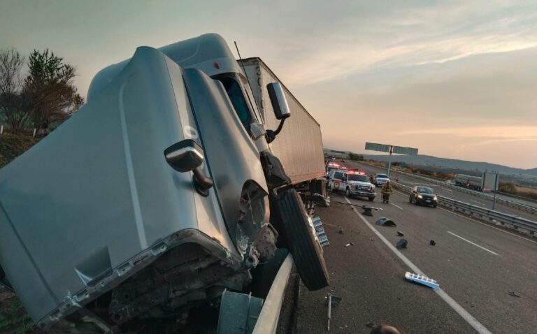 Impactante accidente en Zapotlanejo: un fallecido y cuatro heridos en choque con tráiler