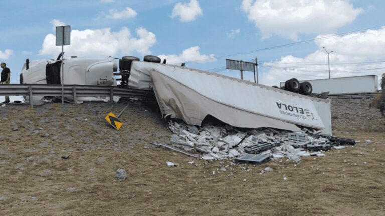 Impactante Vuelco de Tráiler con 20 Toneladas de Chiles en Carretera de Apodaca