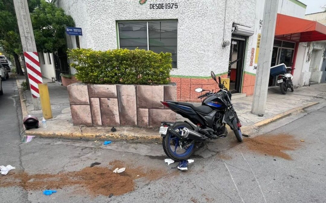 Accidente de motocicleta en Monterrey deja a pareja lesionada