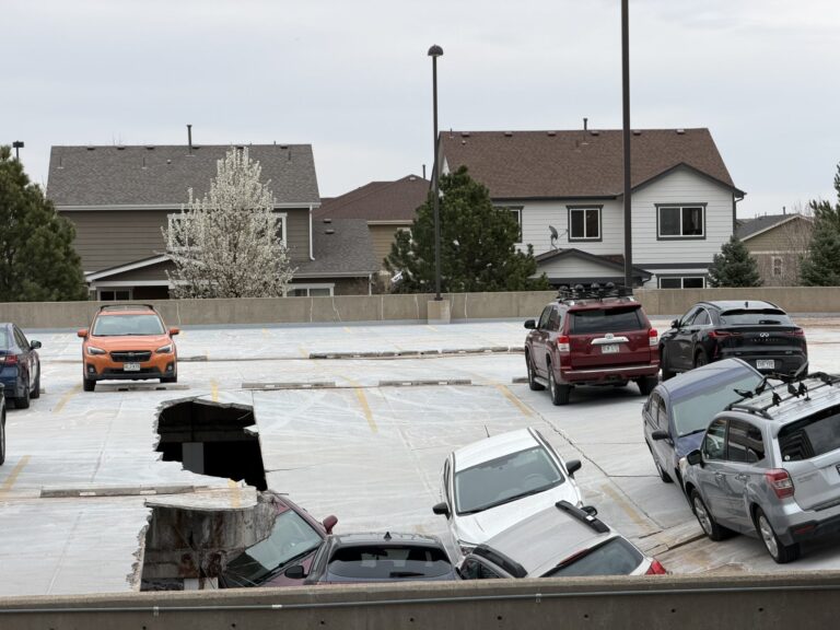 Colapso de Estacionamiento en Denver: Decenas de Vehículos Atrapados Sin Solución