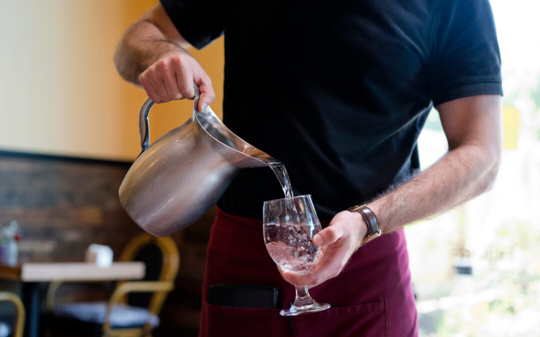 Restricciones de Agua en Denver: Restaurantes Servirán Agua Solo a Petición