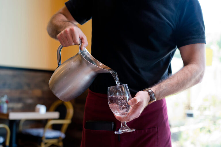 Restricciones de Agua en Denver: Restaurantes Servirán Agua Solo a Petición