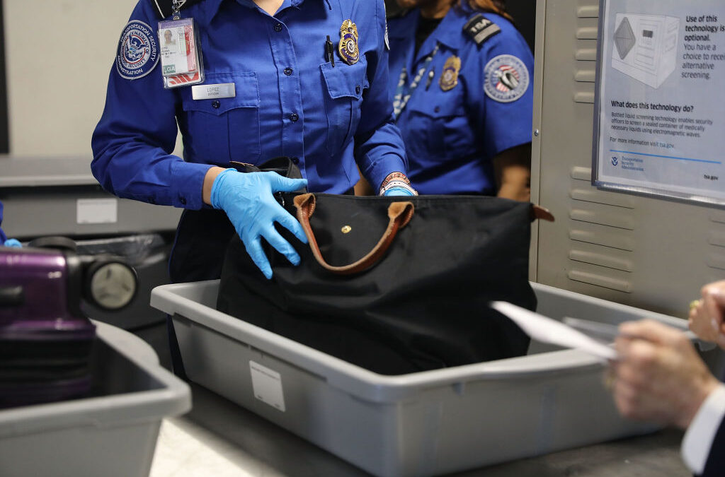 TSA Reactiva Pago a sus Agentes tras Cierre del Gobierno, pero Aeropuertos aún Sufren Retrasos