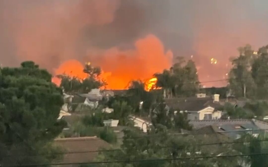 Incendio en Santee Desencadena Evacuaciones y Amplia Movilización de Emergencia