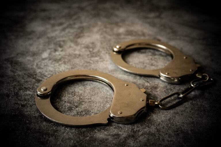 Detenidos en Laredo: Madre e hijo se resisten al arresto