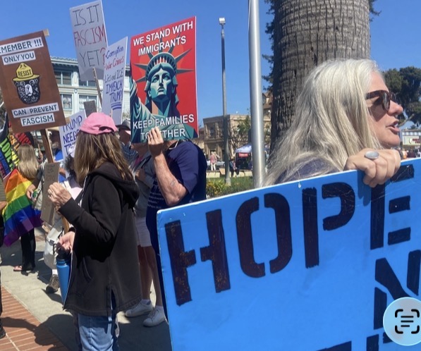 Masiva manifestación en Watsonville en defensa de la democracia