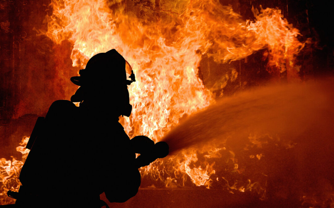 Incendio en Seaside deja significativos daños y evacua a residentes
