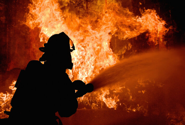 Incendio en Seaside deja significativos daños y evacua a residentes