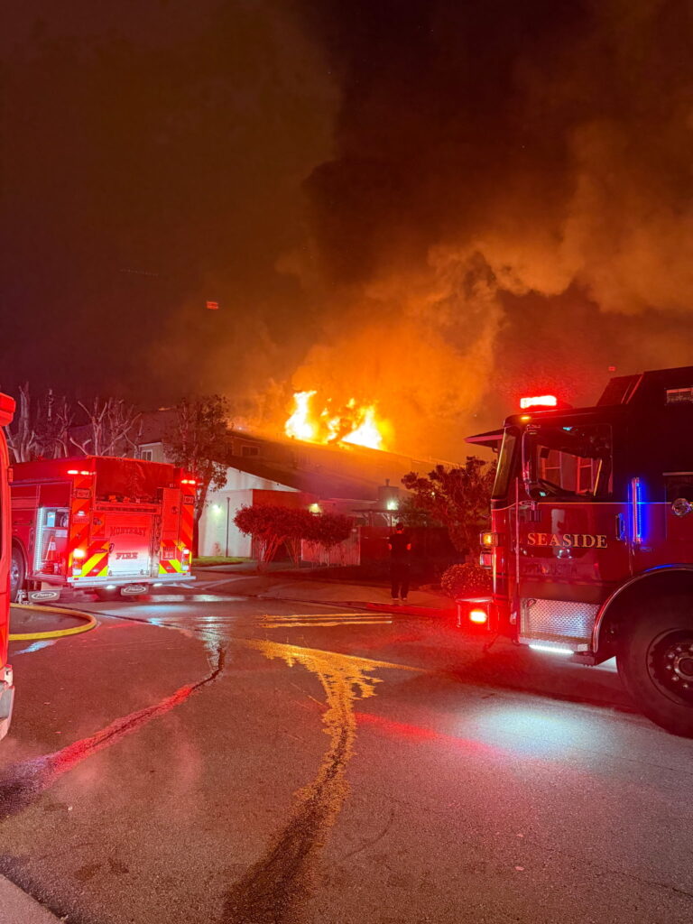 Incendio en Monterey desplaza a 85 residentes en complejo de apartamentos