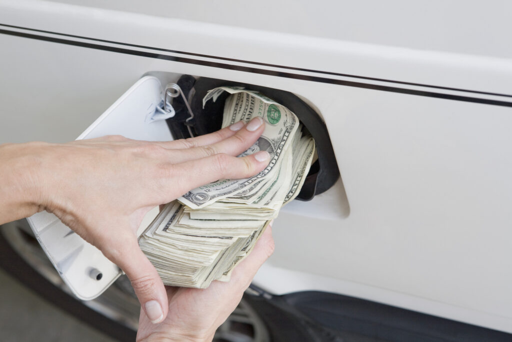 Precios de Gasolina en Denver Aumentan Más de 63 Centavos por Galón Tras Crisis Global de Petróleo