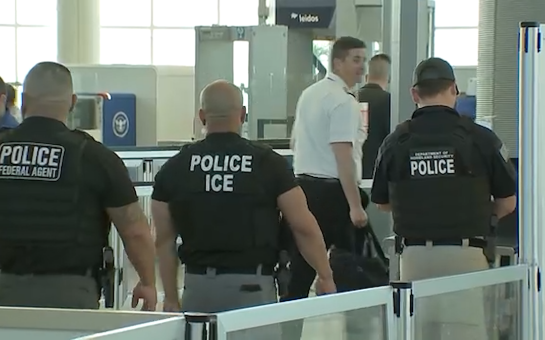 Agentes Federales de Inmigración Desplegados en Aeropuertos EE.UU. Durante Crisis de Cierre de Gobierno