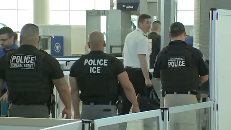 Agentes Federales de Inmigración Desplegados en Aeropuertos EE.UU. Durante Crisis de Cierre de Gobierno