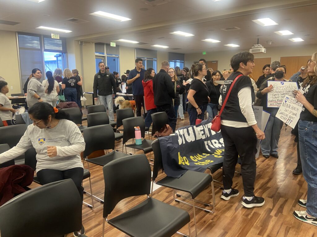 Recortes de empleo en el Distrito Escolar del Valle de Pájaro y Salinas: Empleados exigen restitución de puestos