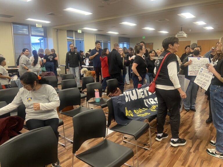 Recortes de empleo en el Distrito Escolar del Valle de Pájaro y Salinas: Empleados exigen restitución de puestos