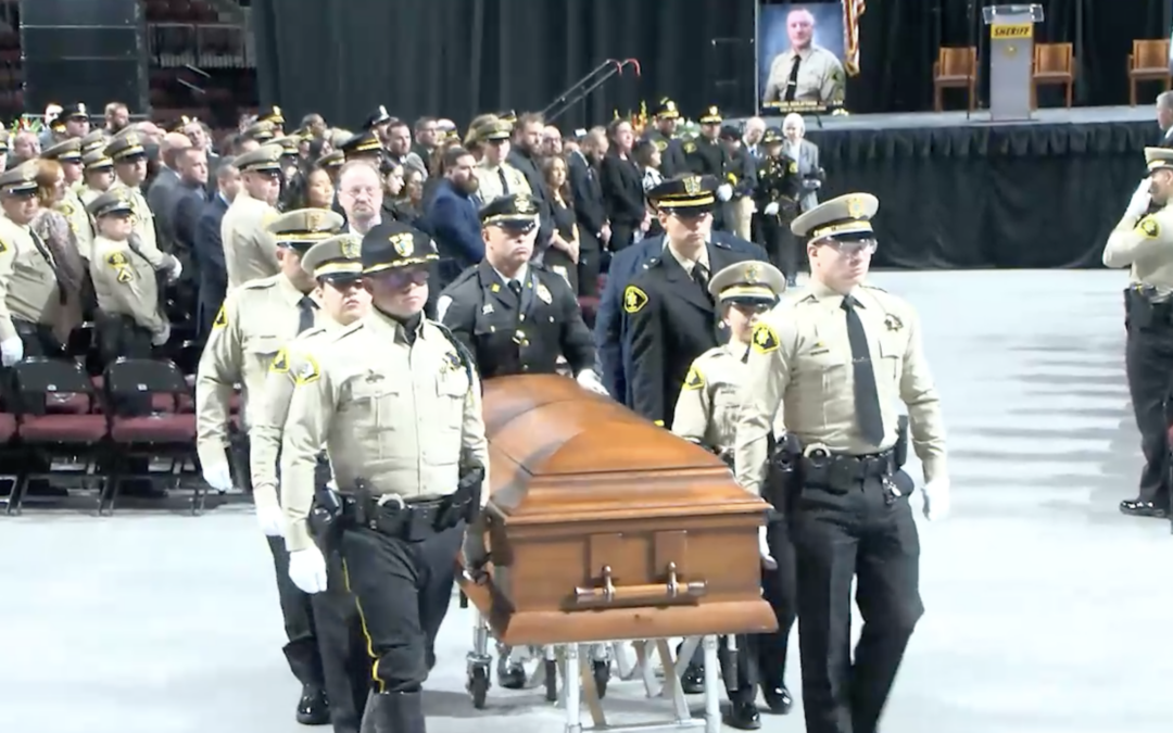 La comunidad rinde homenaje al sargento Michael Schlattman en su funeral inesperado