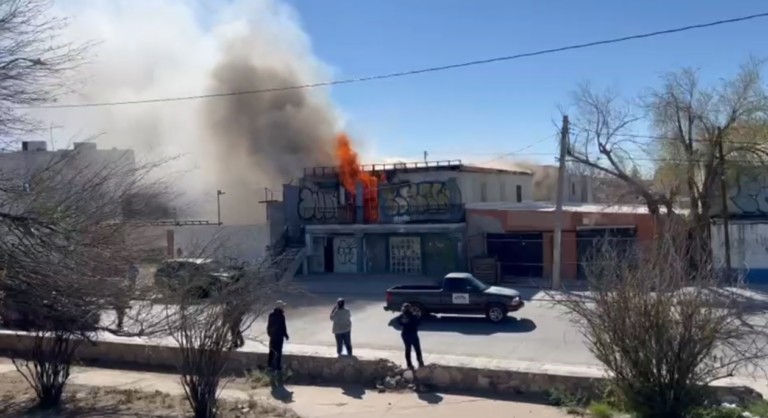 Bomberos Controlan Incendio en Casa Deshabitada en Ciudad Juárez