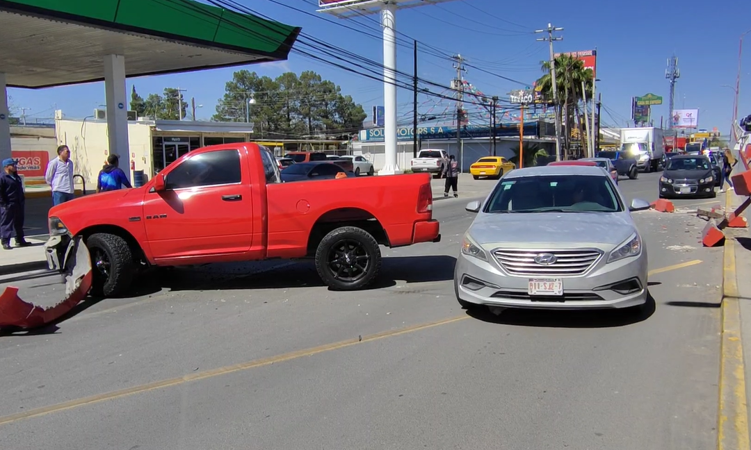 Fuerte accidente en Ciudad Juárez: camioneta cae del Puente al Revés en avenida Tecnológico