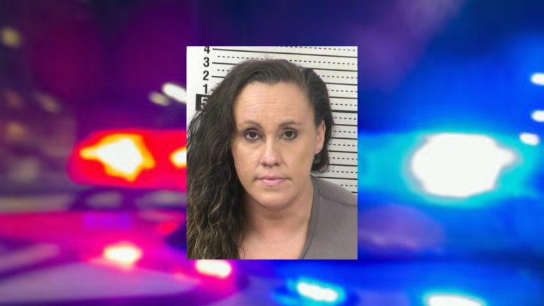 Fraude con tarjeta de débito: empleada de Triple Threat Nutrition en Las Cruces arrestada