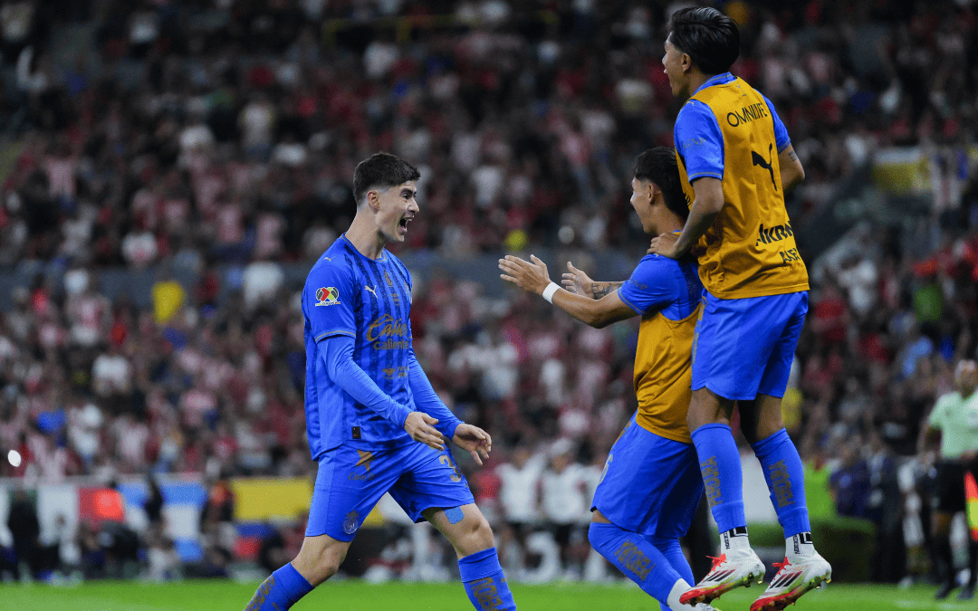Armando González brilla en el Clásico Tapatío: la ‘Hormiga’ anota y lidera contra Atlas