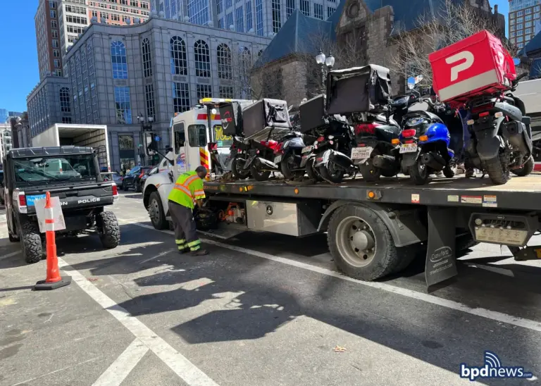 Policía de Boston Confisca Ciclomotores y Scooters para Reforzar la Seguridad Vial