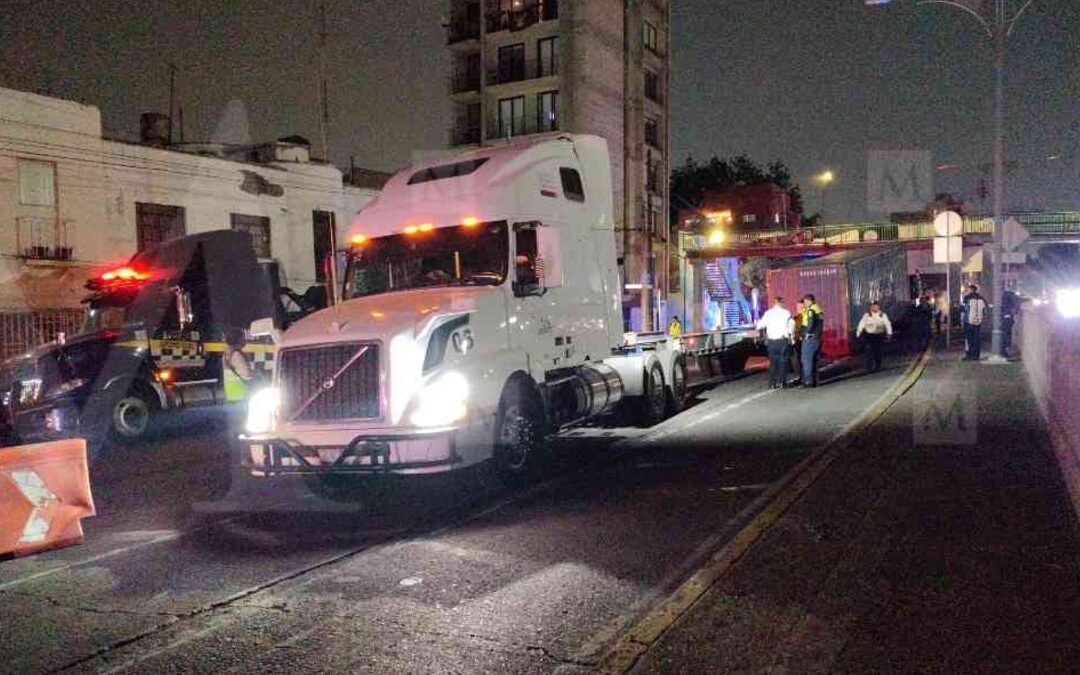 Caja de tráiler provoca graves afectaciones viales en el Viaducto Miguel Alemán