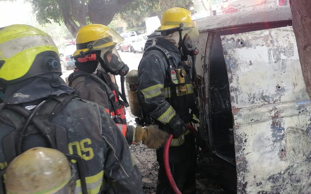 Incendio en Guadalajara: Hombre provoca fuego al dejar veladora encendida en su camioneta