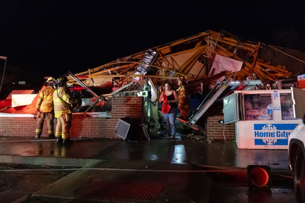Tornado en Indiana: Dos Muertos y Devastación por Tormentas Severas