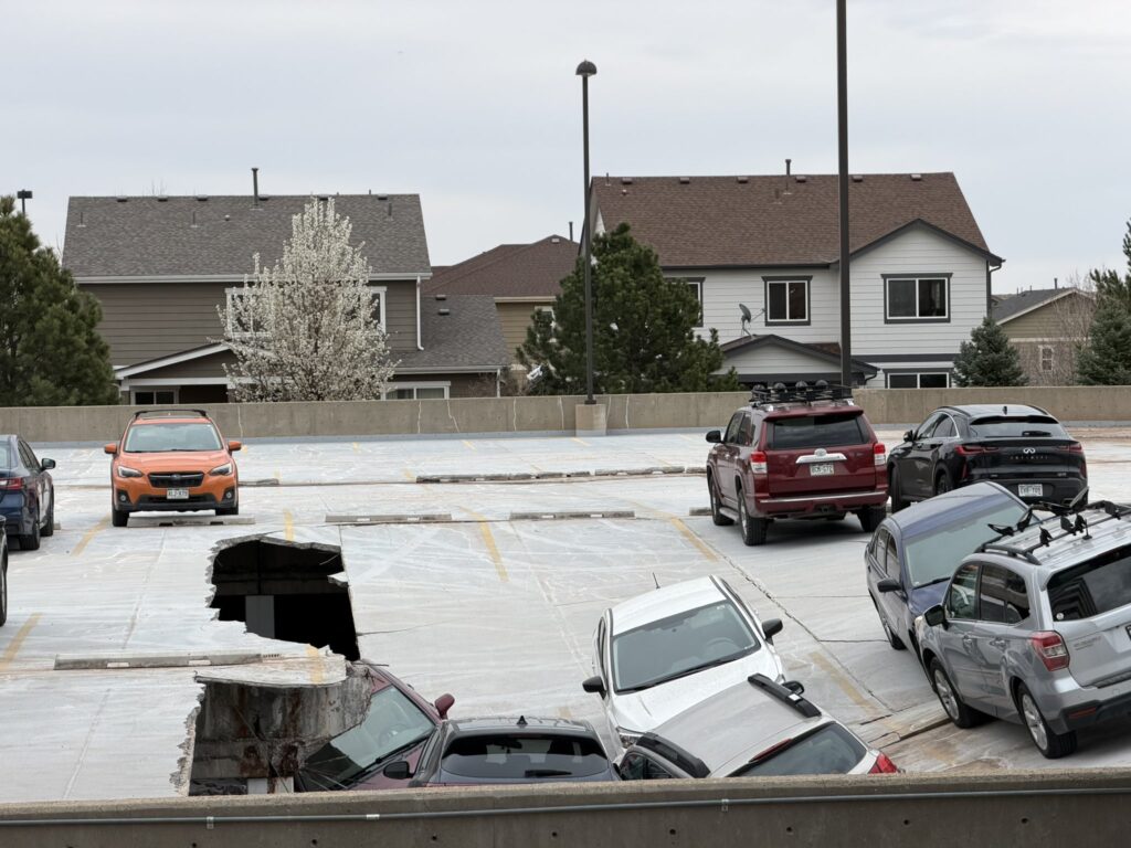 Colapso en Estacionamiento de Denver Aplasta Vehículos y Desata Emergencia