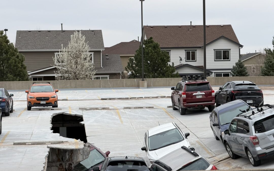 Colapso en Estacionamiento de Denver Aplasta Vehículos y Desata Emergencia
