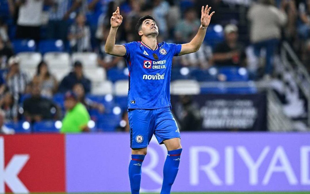 Cruz Azul Triunfa sobre Rayados en la Ida de los Octavos de Final gracias a la Expulsión de Mele