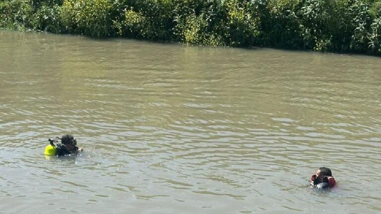 Desaparición en el Río Lerma: Hombres caen tras colapso de barda en Abasolo