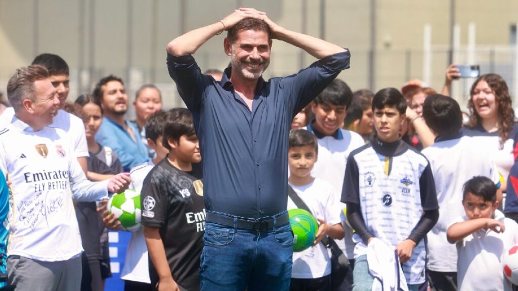Fernando Hierro Disfruta un Encuentro Inolvidable con Niños de Jalisco Tras el Juego de Leyendas Real Madrid vs Barcelona