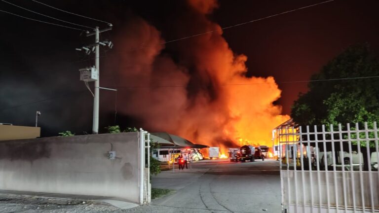 Incendio Devastador en Torreón Consume Recicladora y Autobuses en La Unión