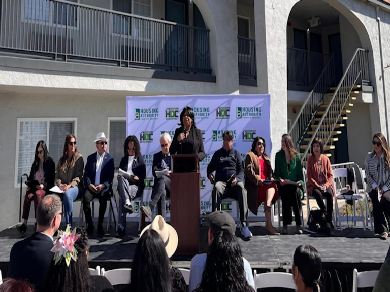Salinas Inaugura el Nuevo Complejo de Viviendas de Transición para Familias en Riesgo de Quedarse Sin Hogar
