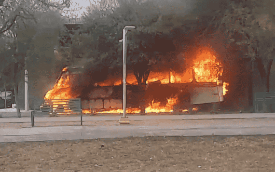 Incendio de Camión de Personal en Guadalupe: Falla Mecánica Sin Lesionados