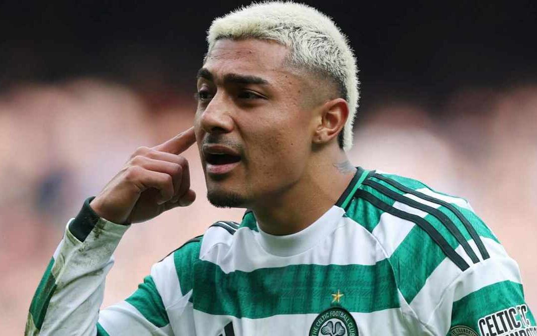 Julián Araujo Impacta a los Aficionados del Rangers Mostrando el Escudo del Celtic | VIDEO