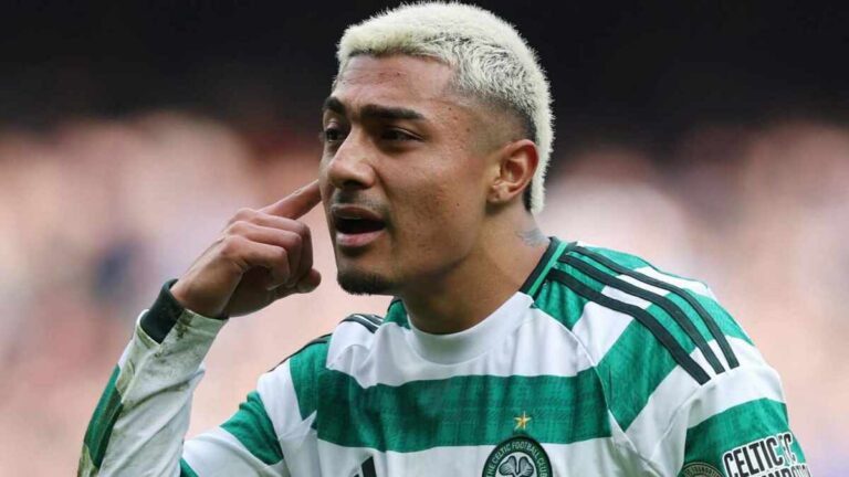Julián Araujo Impacta a los Aficionados del Rangers Mostrando el Escudo del Celtic | VIDEO