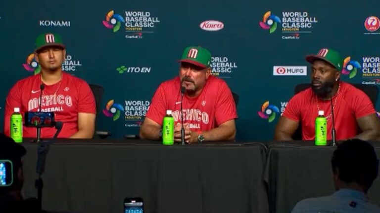 Benjamín Gil celebra la victoria de México ante Gran Bretaña en la Copa Mundial de Béisbol