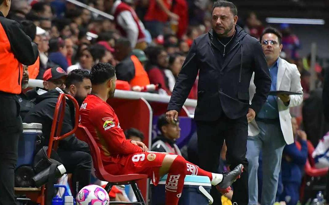 Alexis Vega: Antonio Mohamed Anuncia el Plazo de Regreso del Estrella del Club Deportivo Guadalajara