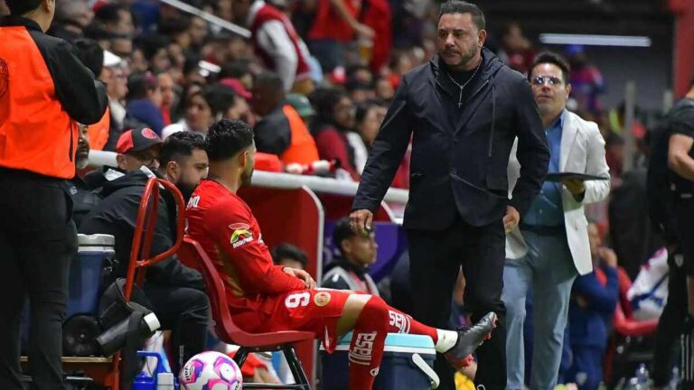 Alexis Vega: Antonio Mohamed Anuncia el Plazo de Regreso del Estrella del Club Deportivo Guadalajara
