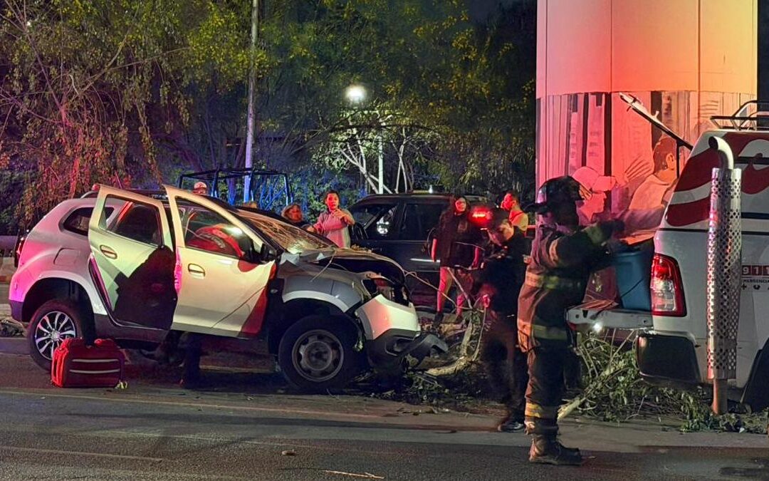 Accidente en Monterrey: Conductora Prensada Tras Chocar con Columna del Metro