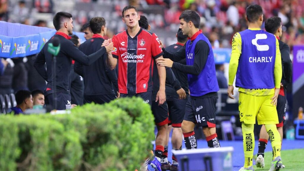 Rodrigo Schlegel se pierde el Clásico Tapatío tras rechazo de apelación por tarjeta roja