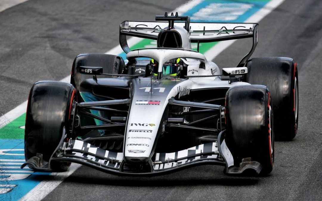 Checo Pérez Brilla en el GP de Australia con Cadillac y Envía Mensaje a Liam Lawson