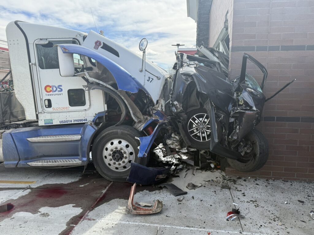 Accidente de camión en Littleton: Vehículo aplastado contra gasolinera