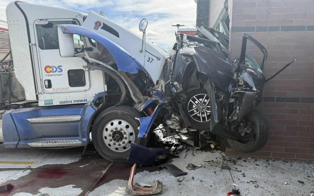 Accidente de camión en Littleton: Vehículo aplastado contra gasolinera